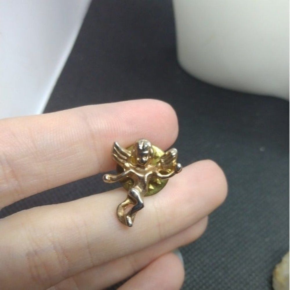‎Cherub guardian angel pin